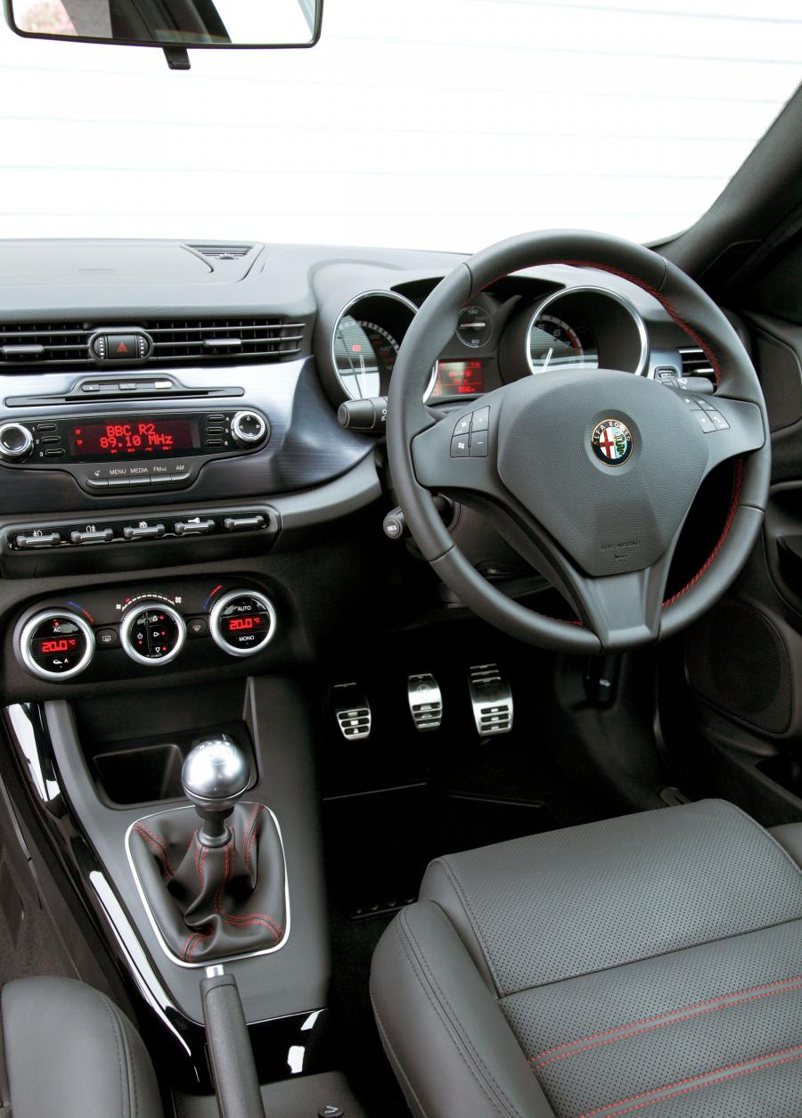 Интерьер Alfa Romeo Giulietta Cloverleaf (940) 2010 года  (UK) (фото 4 из 40)